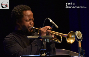 Fesztiv&aacute;l b&uacute;cs&uacute; vil&aacute;gszt&aacute;rokkal