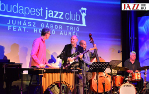 A vibrafon &eacute;s a git&aacute;r &eacute;rz&eacute;ki vil&aacute;ga &ndash; Juh&aacute;sz G&aacute;bor Tri&oacute; &eacute;s Holl&oacute; Aur&eacute;l &bdquo;Barney Kessel 100&rdquo;