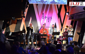 A MAO oktett form&aacute;ci&oacute;ja frenetikus koncerttel eml&eacute;kezett meg a 100 &eacute;ve sz&uuml;letett Philly Joe Jones-r&oacute;l