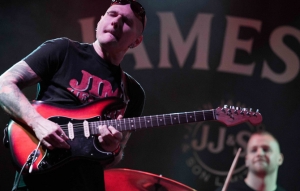 Halott a jazz-rock? &Eacute;ljen a jazz-rock! Mike Gotthard koncertje: kordonokkal &eacute;s korl&aacute;tok n&eacute;lk&uuml;l