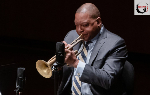 Tizen&ouml;t vil&aacute;gj&aacute;r&oacute; muzsikus &eacute;s a ki&eacute;hezett jazzrajong&oacute;k  //  A Jazz at Lincoln Center Orchestra with Wynton Marsalis a M&uuml;p&aacute;ban