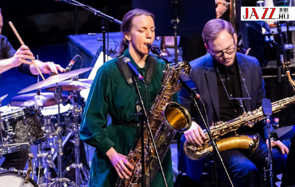 Interj&uacute; Tina L&aelig;greid Olsennel, aki Maria Schneiderrel l&eacute;pett fel a M&uuml;pa sz&iacute;npad&aacute;n az Oslo Jazz Ensemble szaxofonosak&eacute;nt