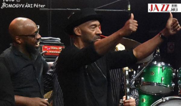 SZUPERNYITÁNY MAGYAR MEGLEPETÉSVENDÉGGEL